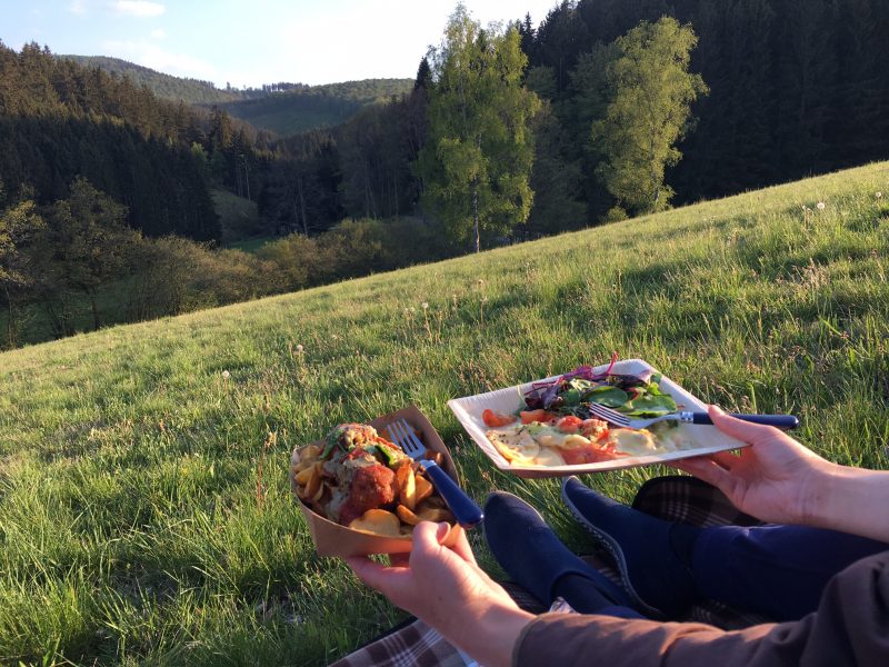Picknick mit regionalen Spezialitäten in der Natur